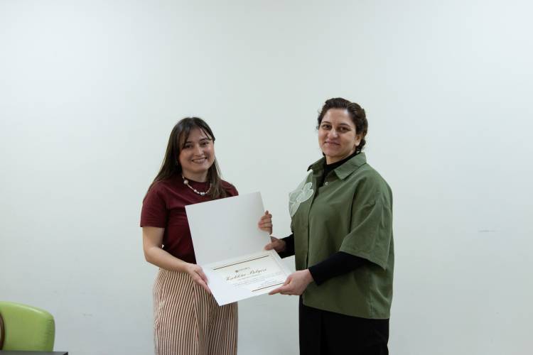 “Çocuk Kitabı İllüstrasyonları ve Yaratım Süreci” başlıklı söyleşimiz Hülya Erdil Çakıroğlu’nun katılımıyla gerçekleştirilmiştir.